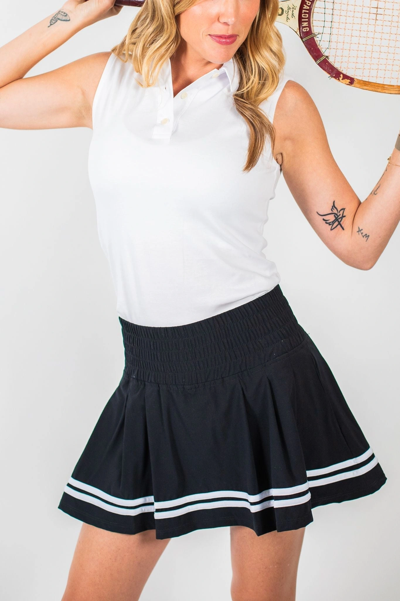 Amanda's Classic Sleeveless Top: Effortless Style, Timeless Appeal - Simply Perfect!